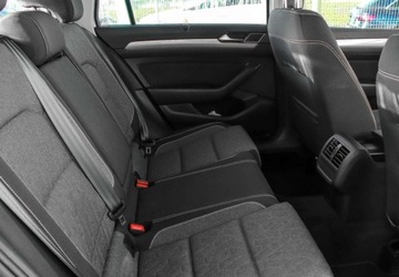 Volkswagen Passat B8 Variant Facelifting 2.0 TDI SCR 200KM 2023 Volkswagen Passat Variant 2.0TDI 200KM DSG, Business, Czujniki parkowania,, zdjęcie 11