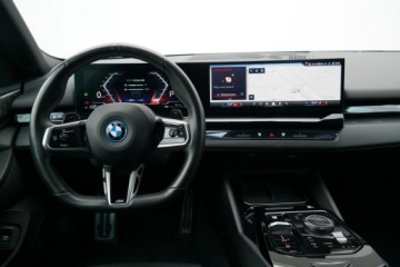 BMW Seria 5 G90-91 2024 BMW 550 BMW 550e M Professional M Pro HAK Adaptive, zdjęcie 14