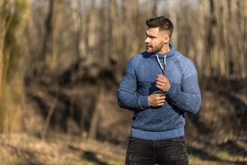 MODNY SWETER MĘSKI KOMIN GOLF WAR. JEANSOWY - M