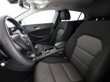 Mercedes GLA I Off-Roader Facelifting 1.6 180 122KM 2019 Mercedes GLA 180 navi klima grzane fotele czujniki, zdjęcie 12