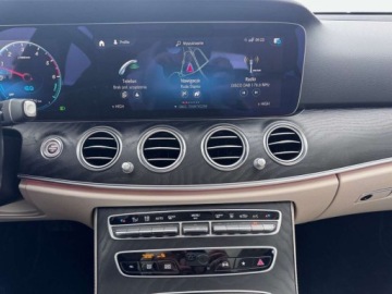 Mercedes Klasa E W213 Limuzyna Plug-in Facelifting 2.0 300de 306KM 2022 Mercedes-Benz Klasa E E 300 de Business Edition AMG Burmester Kamera 36, zdjęcie 20