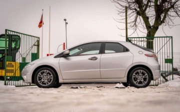 Honda Civic VIII Hatchback 3d 1.8 i-VTEC 140KM 2010 Honda Civic Honda Civic VIII 1.8 140KM 1.8 Benzyna 140KM, zdjęcie 5