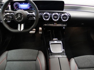 Mercedes Klasa A W177/V177 Hatchback Facelifting 1.3 200 163KM 2025 MERCEDES-BENZ A Klasa 200 AMG Line 1.3 (163KM) 2025, zdjęcie 4