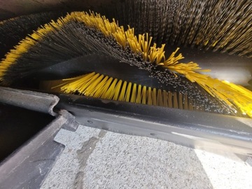 ZAMIATARKA KARCHER KM 100/100 spalinowa / 26 tys
