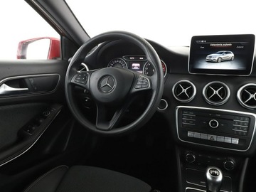 Mercedes Klasa A W176 Hatchback 5d Facelifting 180 122KM 2015 Mercedes A 180 półskóra navi grzane fotele, zdjęcie 15