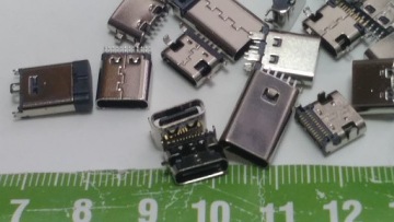 Набор из 30 различных разъемов USB-C типа C.