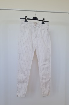 УЗКИЕ ТРУБКИ В БЕЛЫЕ ПОЛОСКИ STRADIVARIUS XS 34