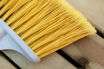 Садовая метла SUNNY с палкой, длинная и жесткая щетина облегчает уборку.