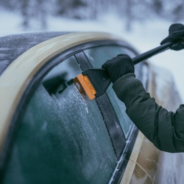 FISKARS Твердая щетка со скребком 1078496