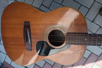 Винтажная акустическая гитара YAMAHA FG-75 — фолк-гитара 1970-х годов.