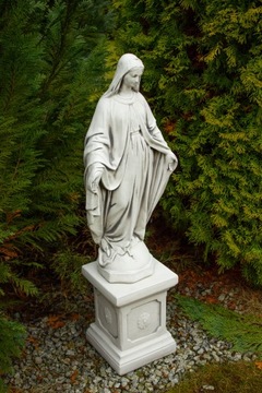 Религиозные фигуры Богоматери на постаменте