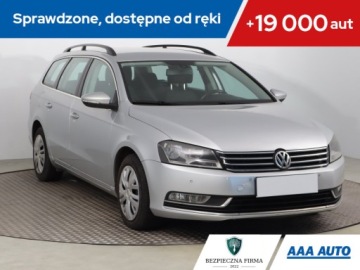 Volkswagen Passat B7 Variant 1.6 TDI CR DPF BlueMotion 105KM 2011 VW Passat 1.6 TDI, Navi, Klima, Klimatronic