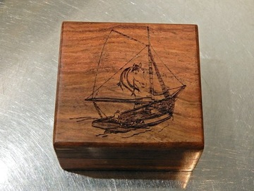 БОЛЬШАЯ ЭКСКЛЮЗИВНАЯ ПОДАРОЧНАЯ ДЕРЕВЯННАЯ КОРОБКА SEXSTANT С ПАТИНИРОВАННЫМ СЕКС-КАМЕНЕМ