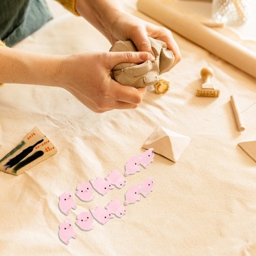 МИНИАТЮРНАЯ СВИНКА ОРНАМЕНТ ДЕКОРЫ ИЗ СМОЛЫ МОХ