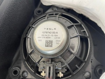Обшивка левой задней двери Тесла 3