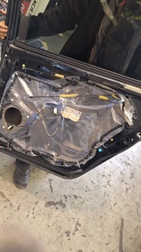 DVEŘE PRAVÝ ZADNÍ MITSUBISHI GRANDIS I X24