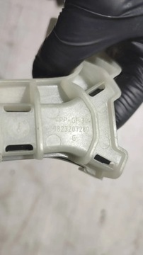 OPEL CORSA F 1.2 22R. ZADNÍ STRANA LEVÝ VÝZTUHA OKNO DVEŘE