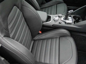 Alfa Romeo Giulia II Sedan Facelifting 2023 2.9 GME Bi-Turbo  520KM 2025 ALFA ROMEO Giulia 2.9 V6 Quadrifoglio Sedan (520KM) 2025, zdjęcie 12