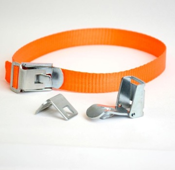 Ремешок для огнетушителя с металлической застежкой.