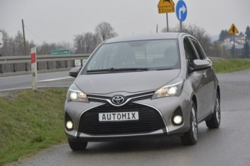Toyota Yaris III Hatchback 5d Facelifting 1.33 Dual VVT-i 99KM 2015 Toyota Yaris 1.33 Benzyna nawi hak kamera cofania