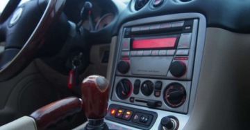 Mazda MX-5 II 1.6 16V 110KM 2004 Mazda MX-5 Memories LimitedEdition DrewnianeWykonczeniaJasna Skora1Wlascic, zdjęcie 6