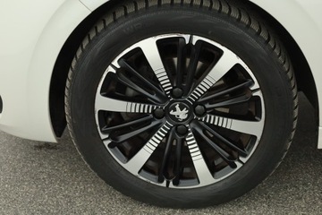 Peugeot 208 I Hatchback 5d Facelifting 1.2 PureTech 110KM 2018 Peugeot 208 1.2 PureTech, Salon Polska, zdjęcie 11