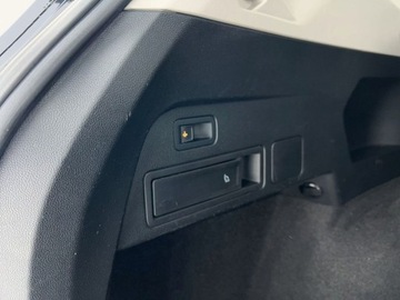 Volkswagen Tiguan II SUV Facelifting 2.0 TDI 200KM 2022 Volkswagen Tiguan 2.0TDI 200KM Elegance DSG 4x4 SerwisASO Acc Matrix Kessy, zdjęcie 13