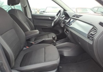 Skoda Fabia III Kombi Facelifting 1.0 TSI 95KM 2021 Skoda Fabia Ambition Plus 1.0 TSI 95 KM Klimatyzacja Kamera Czujniki ASO, zdjęcie 9
