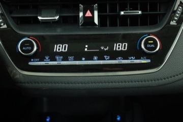 Toyota Corolla XII Sedan 1.5 VVT-i 125KM 2021 Toyota Corolla 1.5 VVT-i, Salon Polska, zdjęcie 9