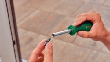 Ручная отвертка с трещоткой + 12 бит BOSCH.