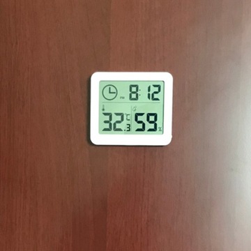 КОМНАТНЫЙ ТЕРМОМЕТР-ГИГРОМЕТР с цифровыми часами и измерением влажности.