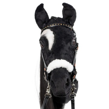 REALISTYCZNY HOBBY HORSE – KARY CZARNY Z ŁATKĄ NAD OKIEM KOŃ NA KIJU r. A4