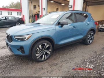 Volvo XC40 2024 Volvo XC 40 2024 r., 2,0L B5 ULTIMATE DARK THEME 2.0 Benzyna 247KM