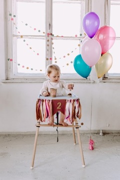 Вымпел с номером на стуле с именем, цветы