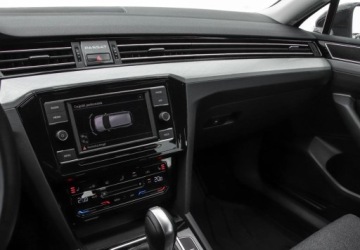 Volkswagen Passat B8 Variant Facelifting 2.0 TDI SCR 150KM 2023 Volkswagen Passat 2.0TDI 150KM DSG, Business, App Connect, Pakiet Zimowy,, zdjęcie 17