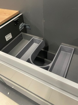 Szafka Como jasno szara połysk z blatem dąb craft złoty szerokość 65 cm
