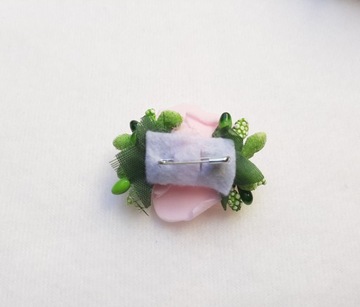 Украшение сумки — булавка для свитера причастия