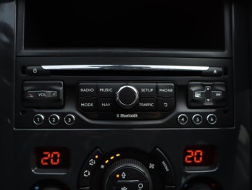 Peugeot 3008 I Crossover Facelifting 1.2 PureTech 130KM 2016 Peugeot 3008 1.2 PureTech, Salon Polska, zdjęcie 12