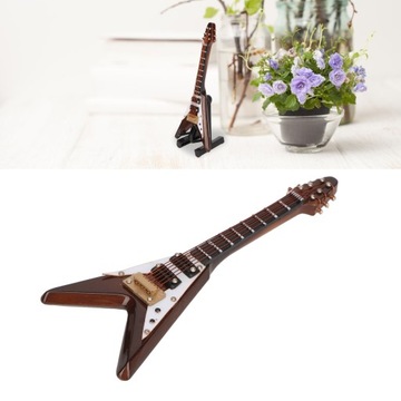 Деревянная миниатюрная модель электрогитары.