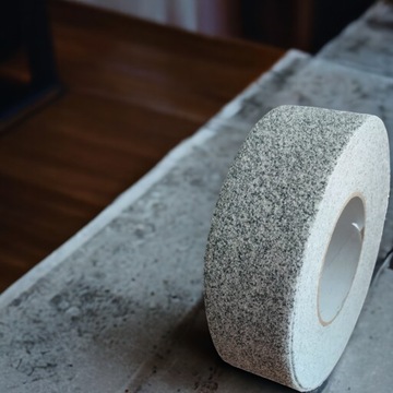 ЛЕНТА ПРОТИВОСКОЛЬЗЯЩАЯ 50/18 ДЛЯ ЛЕСТНИЦ, СЕРЫЙ МРАМОР