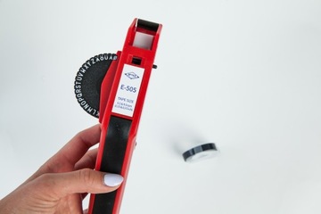 Машина для тиснения этикеток MOTEX E505, красная, для 3D лент 6 и 9 мм