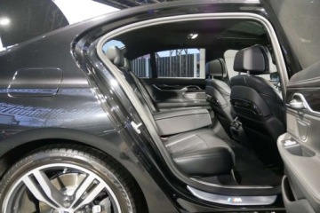 BMW Seria 7 G11-G12 Sedan 750i 450KM 2018 BMW Seria 7 Pneumat M Pakiet HeadUp Radar Dociagi Masaz Wentyl Harman Bezwp, zdjęcie 8