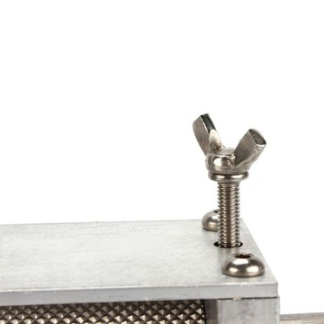 Ручная кофемолка с двумя роликами из нержавеющей стали.