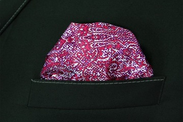 Красный нагрудный платок с геометрическим узором