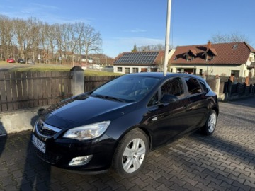 Opel Astra J Hatchback 5d 1.4 Turbo ECOTEC 140KM 2011 Opel Astra 1,4 Turbo 140 ps ładna świezo