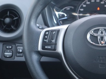 Toyota Yaris III Hatchback 5d Facelifting 2017 1.5 Hybrid 100KM 2020 Toyota Yaris 1.5 Hybrid, Salon Polska, zdjęcie 16