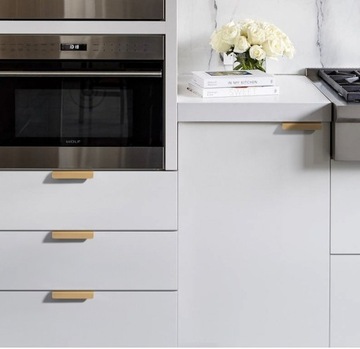 Мебельная ручка премиум-класса с латунной кромкой 96 мм.