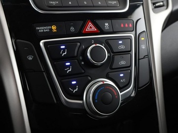 Hyundai i30 II Hatchback 5d 1.4 MPI 100KM 2015 Hyundai i30 niski przebieg grzane fotele PDC, zdjęcie 23