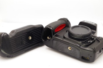 Корпус NIKON F100 + аккумуляторная ручка MB-15 Состояние отличное.