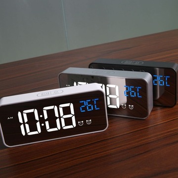 Светодиодные цифровые зеркальные часы с музыкой для использования на открытом воздухе.